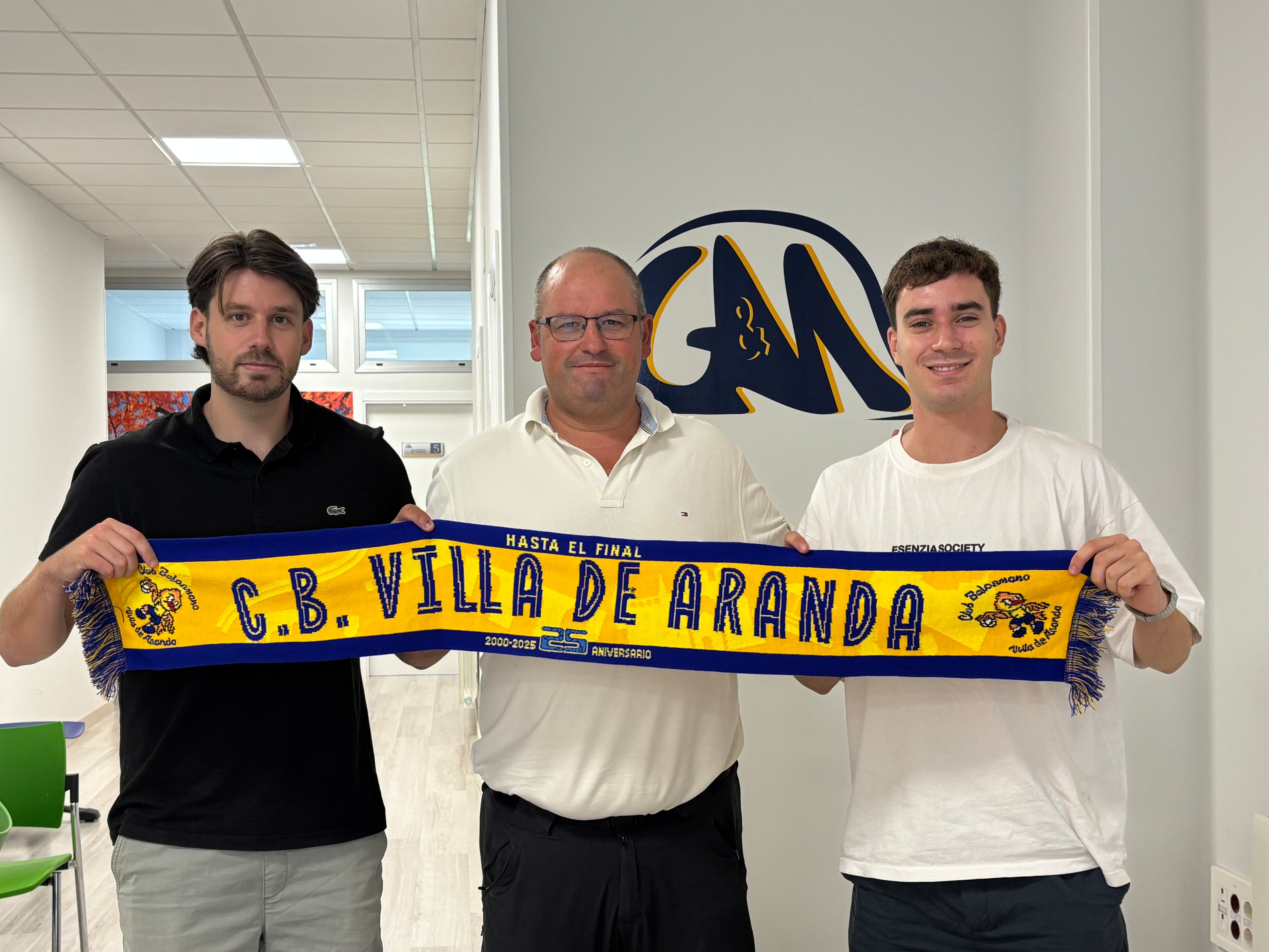 Mateo Arias (d) en su presentación