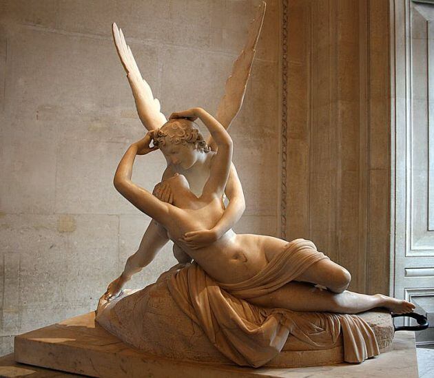 ‘Psique reanimada por el beso del amor’. Estatua de mármol realizadada finales del siglo XVIII por el artista italiano Antonio Canova, hoy conservada en el Louvre de París.