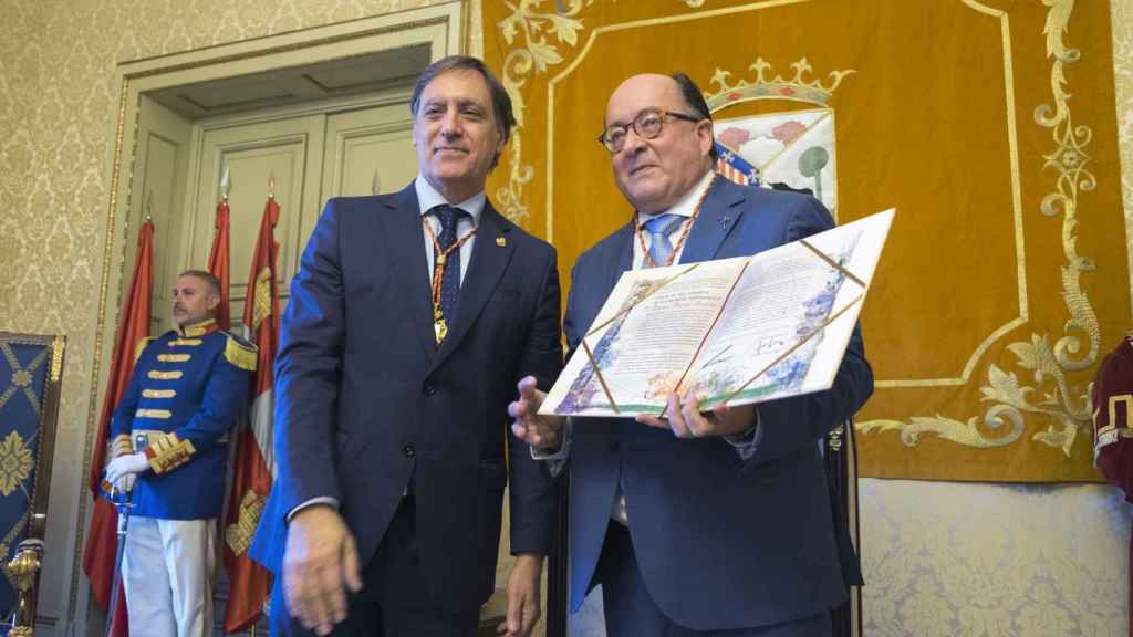 El alcalde de Salamanca, Carlos Carbayo, entrega el reconocimiento a Manuel Muiños/ ICAL