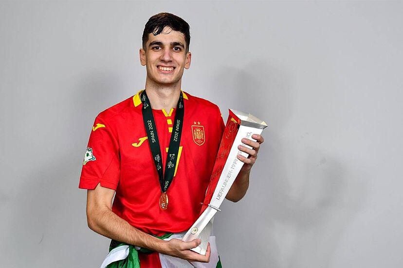 Pablo Ordóñez con el título de Campeón de Europa.