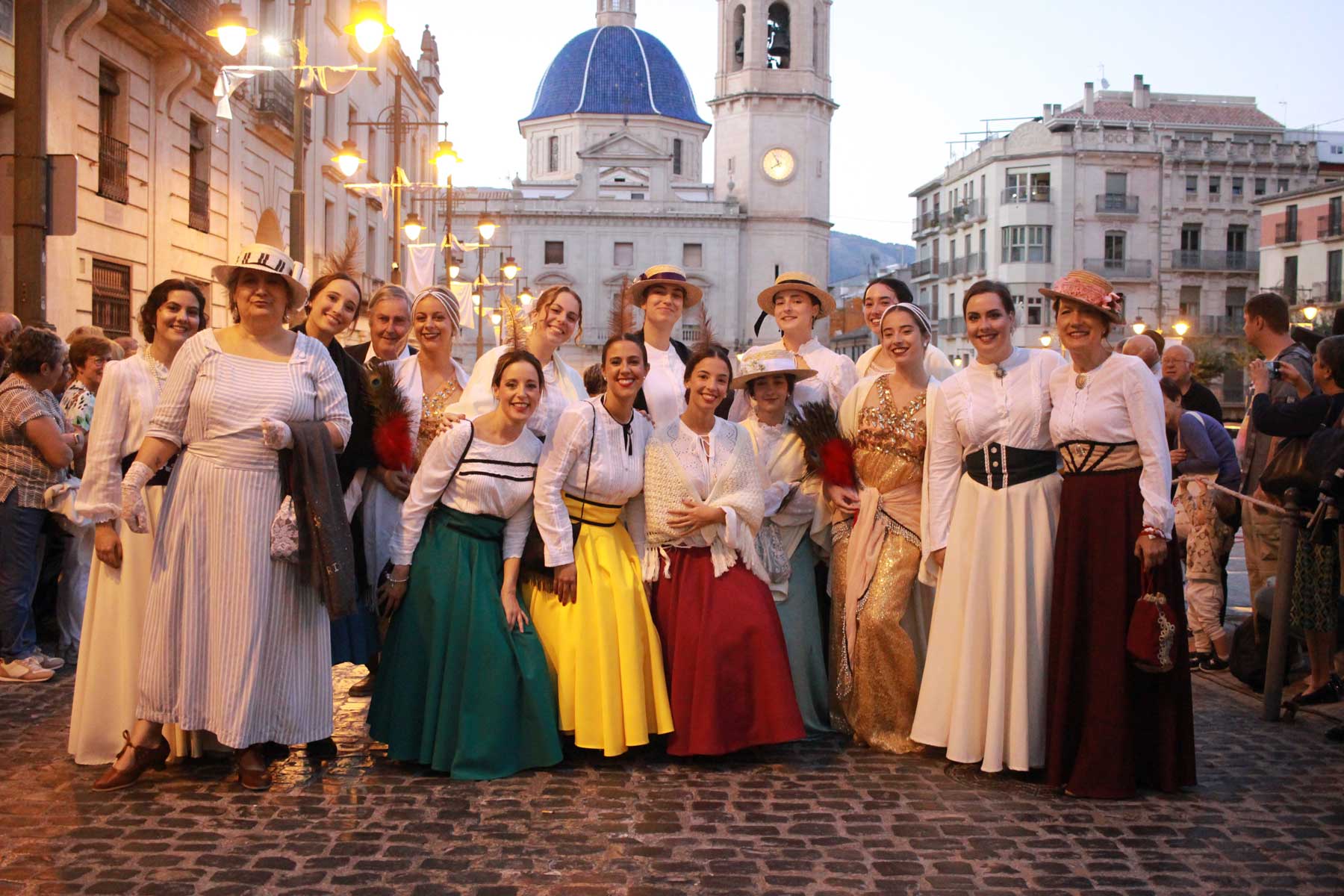 Las componentes del ballet de Virginia Bolufer durante el pasacalle posterior al pregón