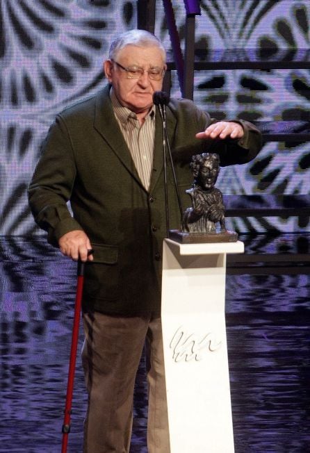 El actor Manuel Lourenzo tras recibir el premio de honor Fernando Rey durante los Premios Mestre Mateo