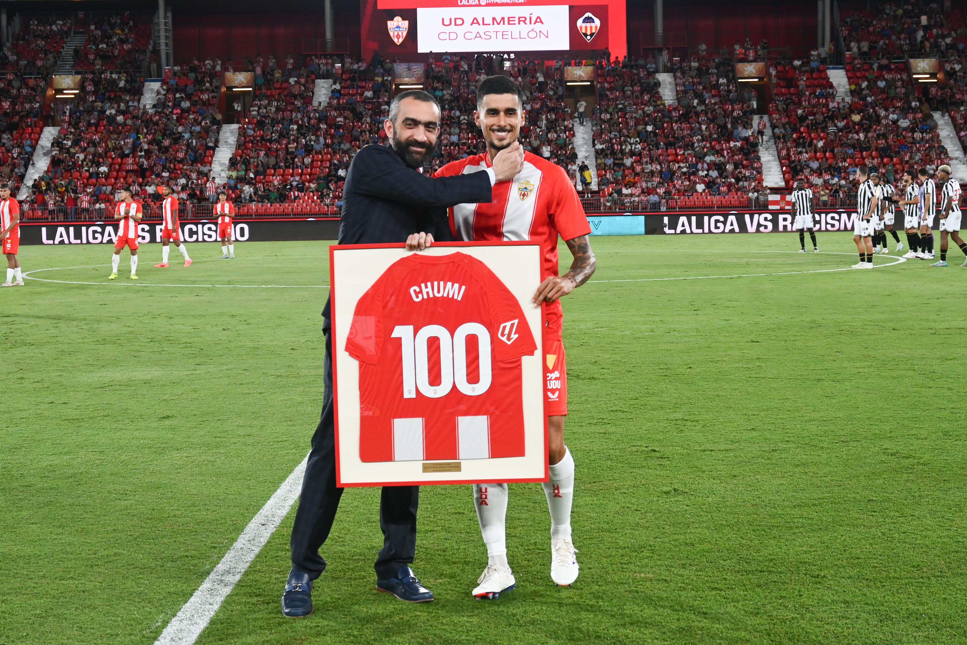 El Assy entrega a Chumi el cuadro por los 100 partidos en el Almería.