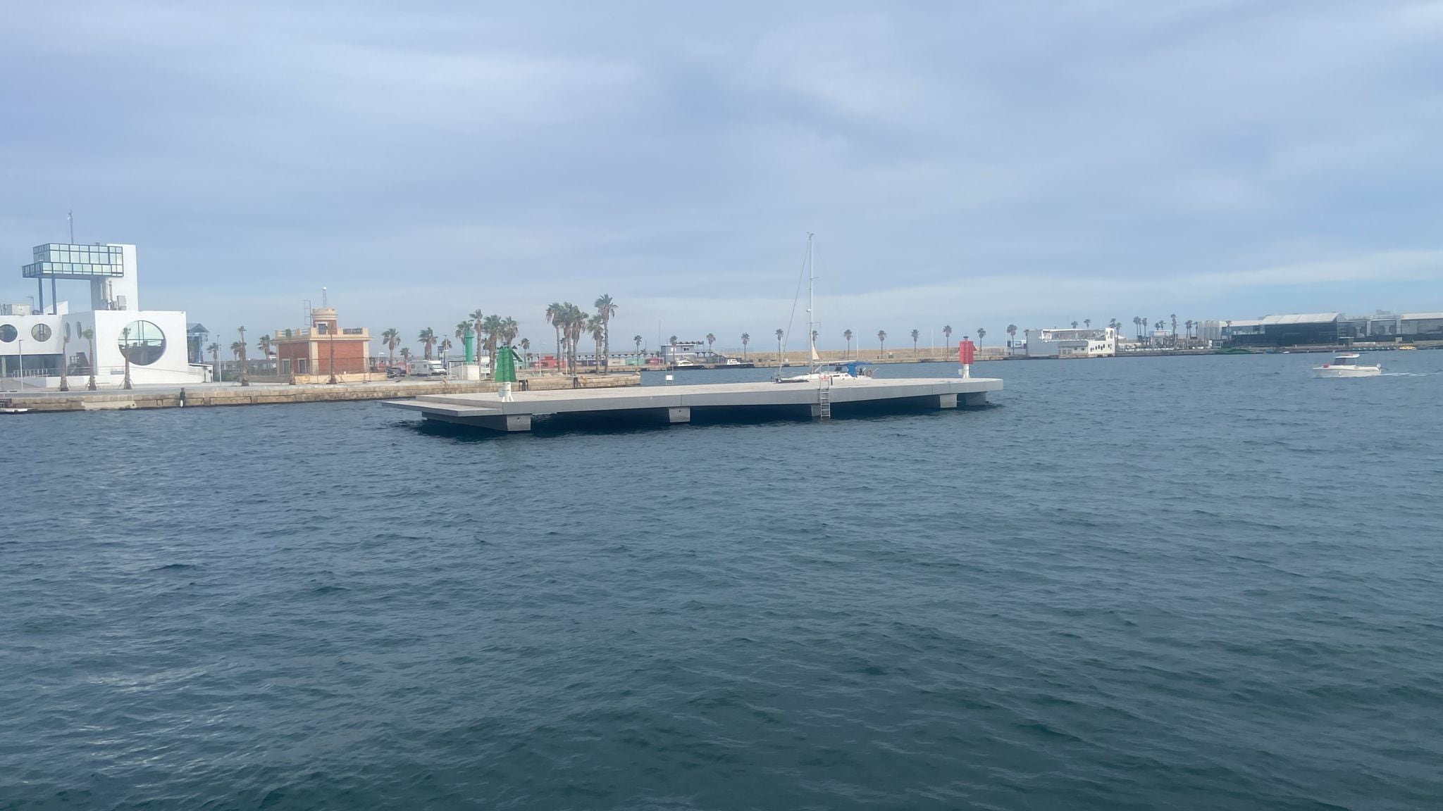 Actual imagen de la plataforma flotante en la bocana del Puerto de Alicante en situación de ruina técnica y económica