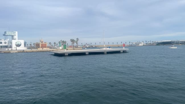 Imagen de la plataforma flotante en la bocana del Puerto de Alicante en situación de ruina técnica y económica