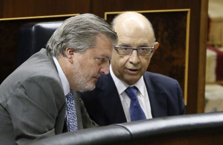 GRA080. MADRID, 08/07/2015.- Los ministros de Educación, Íñigo Méndez de Vigo (i), y de Hacienda, Cristóbal Montoro, durante la sesión de control al Gobierno hoy en el Congreso de los Diputados. EFE/Fernando Alvarado