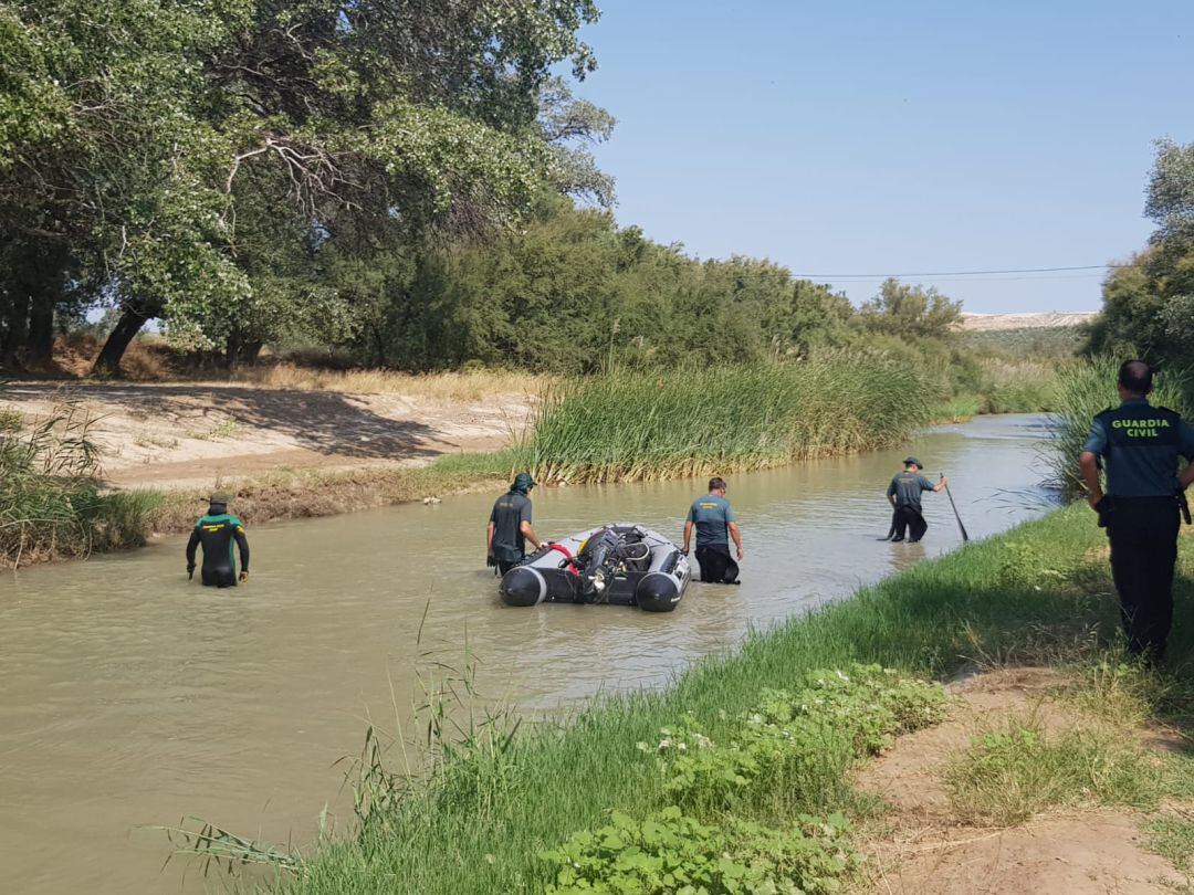 Equipos de buceo de la Guardia Civil rastrean el Guadiana Menor