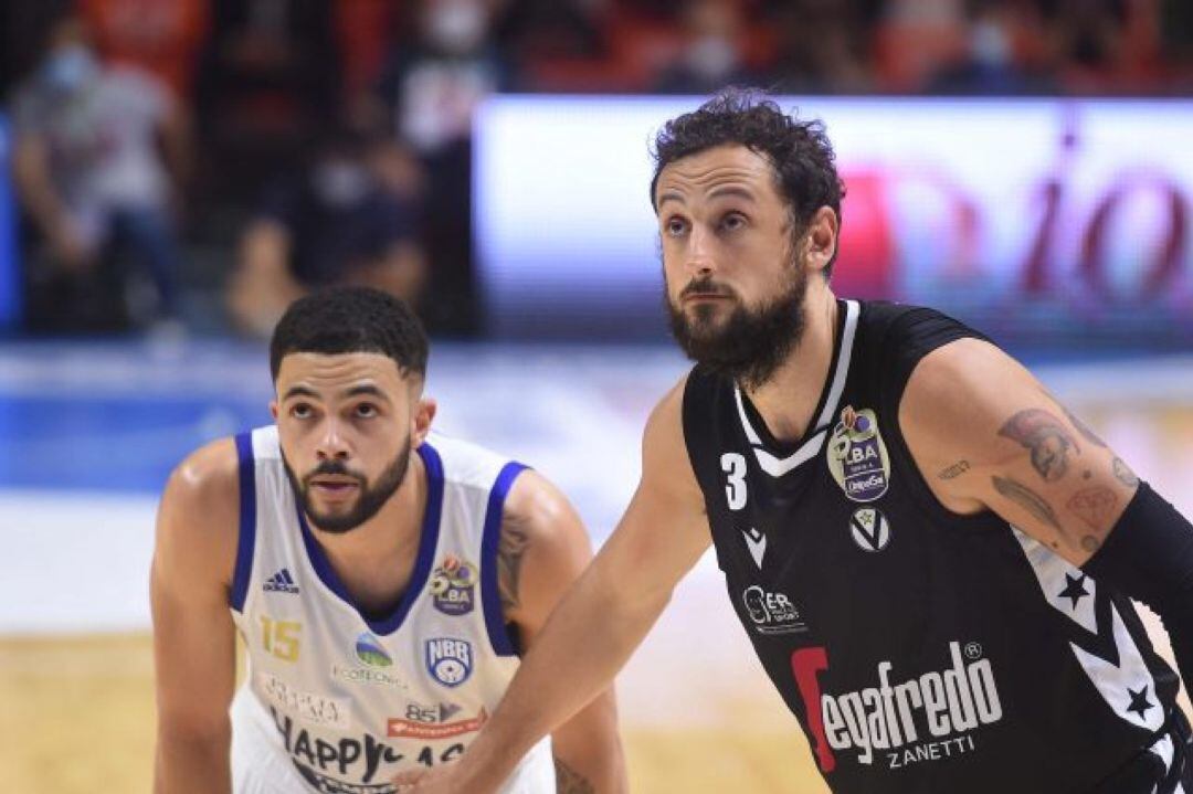 Darius Thompson, a la izquierda de la imagen, en un partido de semifinal de la Lega contra el Virtus