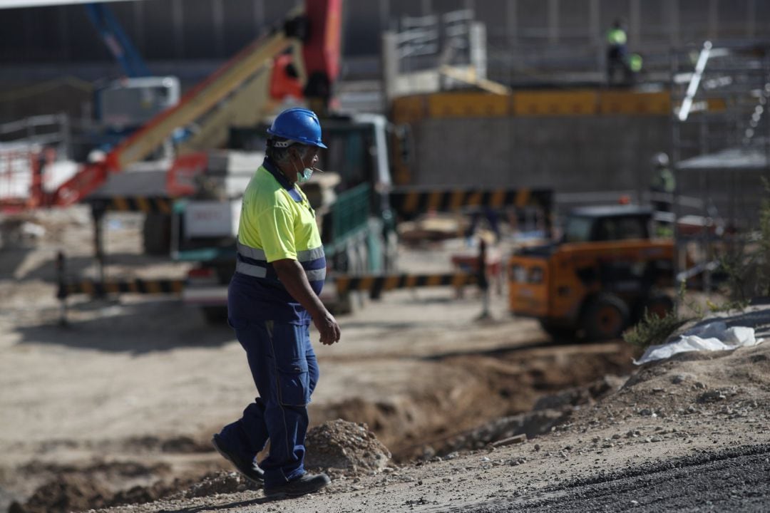 Un obrero trabaja con maquinaria de construcción