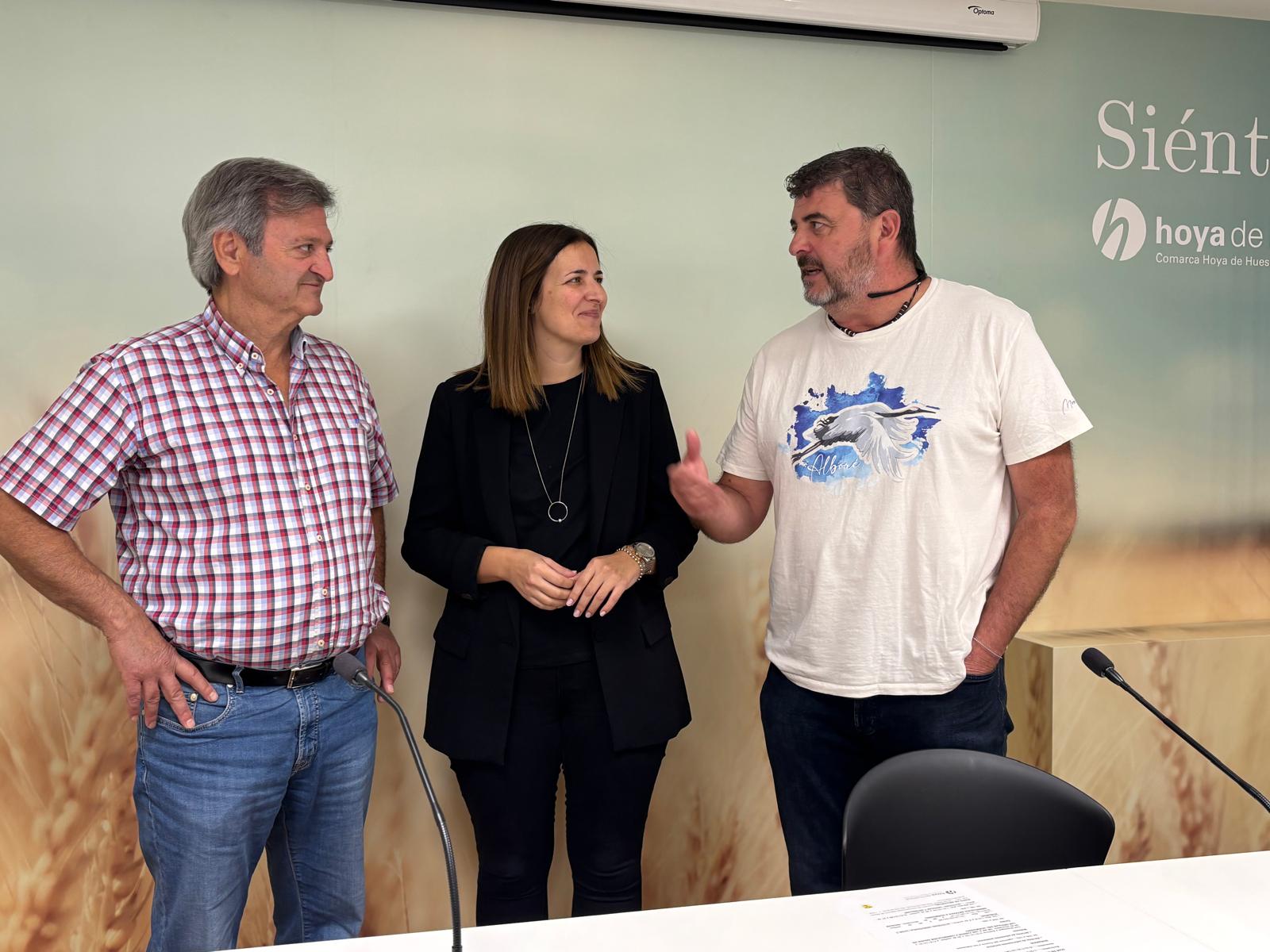 Carlos Ciria, alcalde de Lupiñén-Ortilla, Mónica Soler, presidenta de la Comarca de la Hoya de Huesca y Pablo Vallés, educador ambiental de la Alberca de Alboré