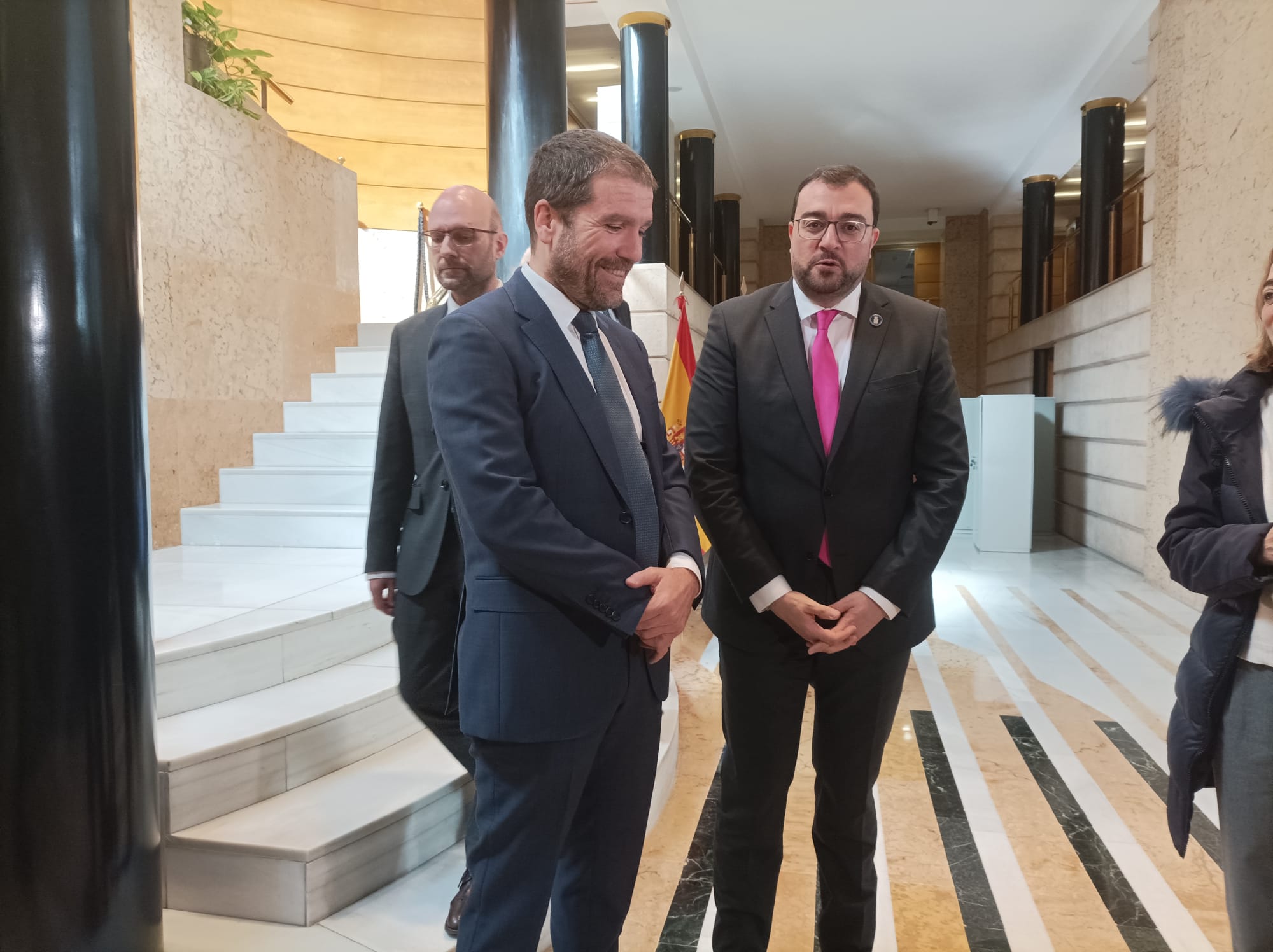 Javier Escribano junto a Adrián Barbón en la sede de la Presidencia