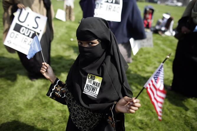 Una niña musulmana pide el fin de la guerra en Irak en St. Paul, Minnesota frernte a la Convención Republicana