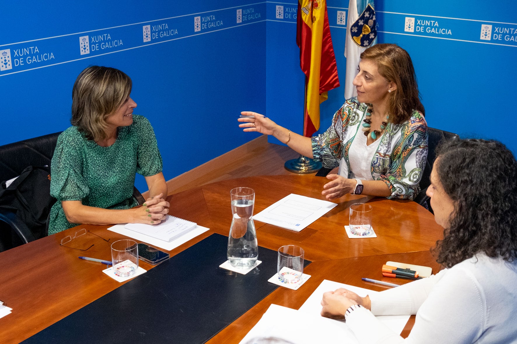 A vicepresidenta segunda e conselleira de Medio Ambiente, Territorio e Vivenda, Ángeles Vázquez, reunida coa alcaldesa de Ponteareas, Nava Castro.