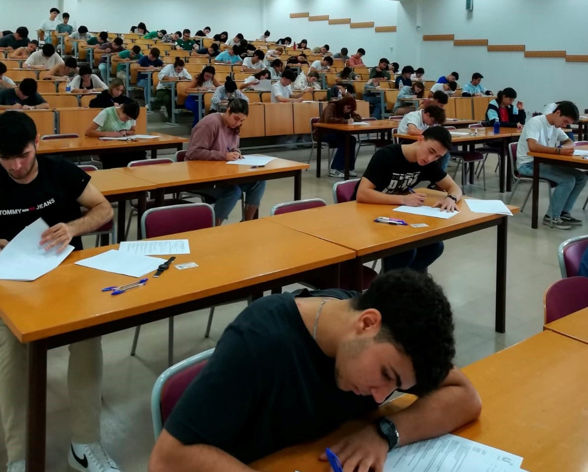 Alumnos examinándose en el campus de Jerez