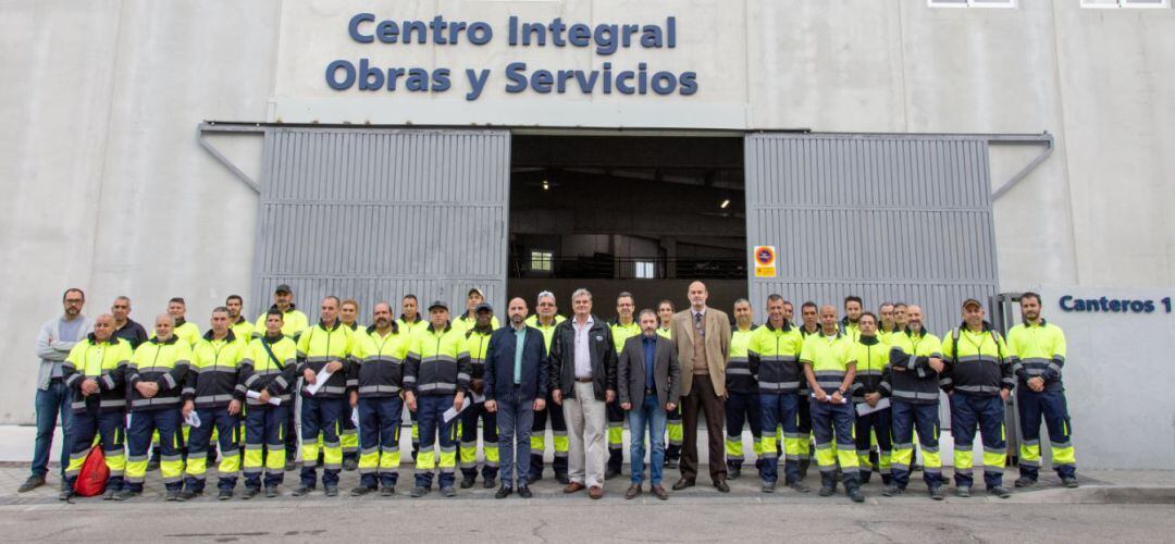 Autoridades municipales con los parados de larga duración contratadas en Colmenar Viejo