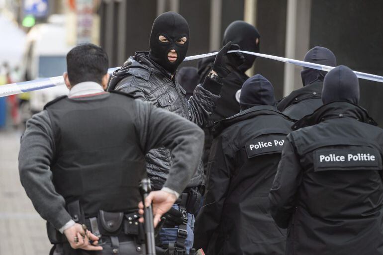 La policía belga llega a la estación de metro de Maelbeek en Bruselas, Bélgica hoy 22 de marzo de 2016 tras los atentados 