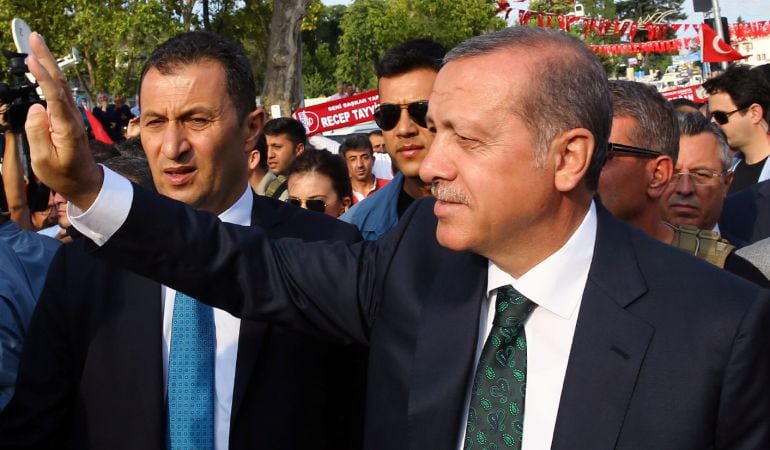 El presidente turco, Tayyip Erdogan, saluda a la multitud en Estambul.