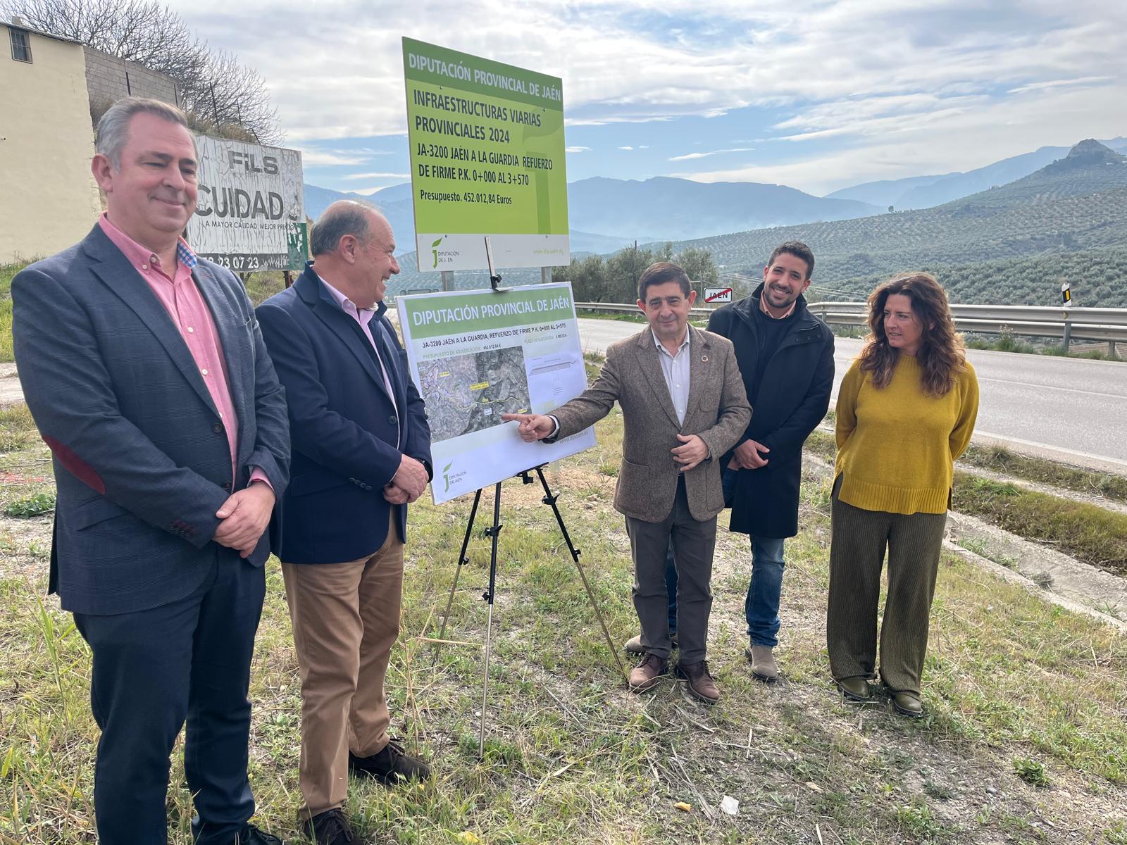 De izqda a dcha, el concejal de Mantenimiento Urbano de Jaén, Javier Padorno; el alcalde de La Guardia, Juan Morillo; el presidente de la Diputación, Paco Reyes, y otros responsables municipales.