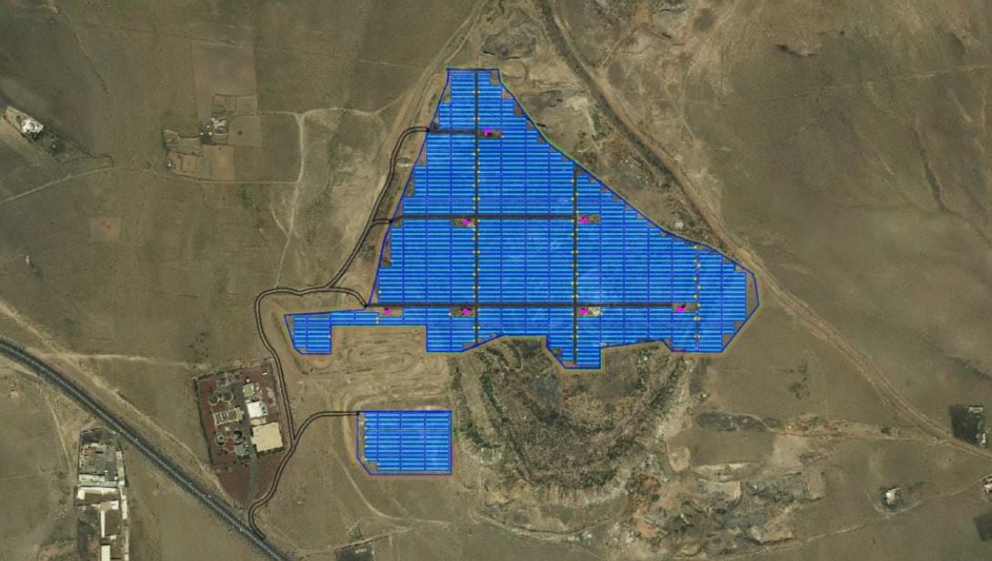 En azul: Superficie ocupada por los paneles solares e infraestructuras complementarias.