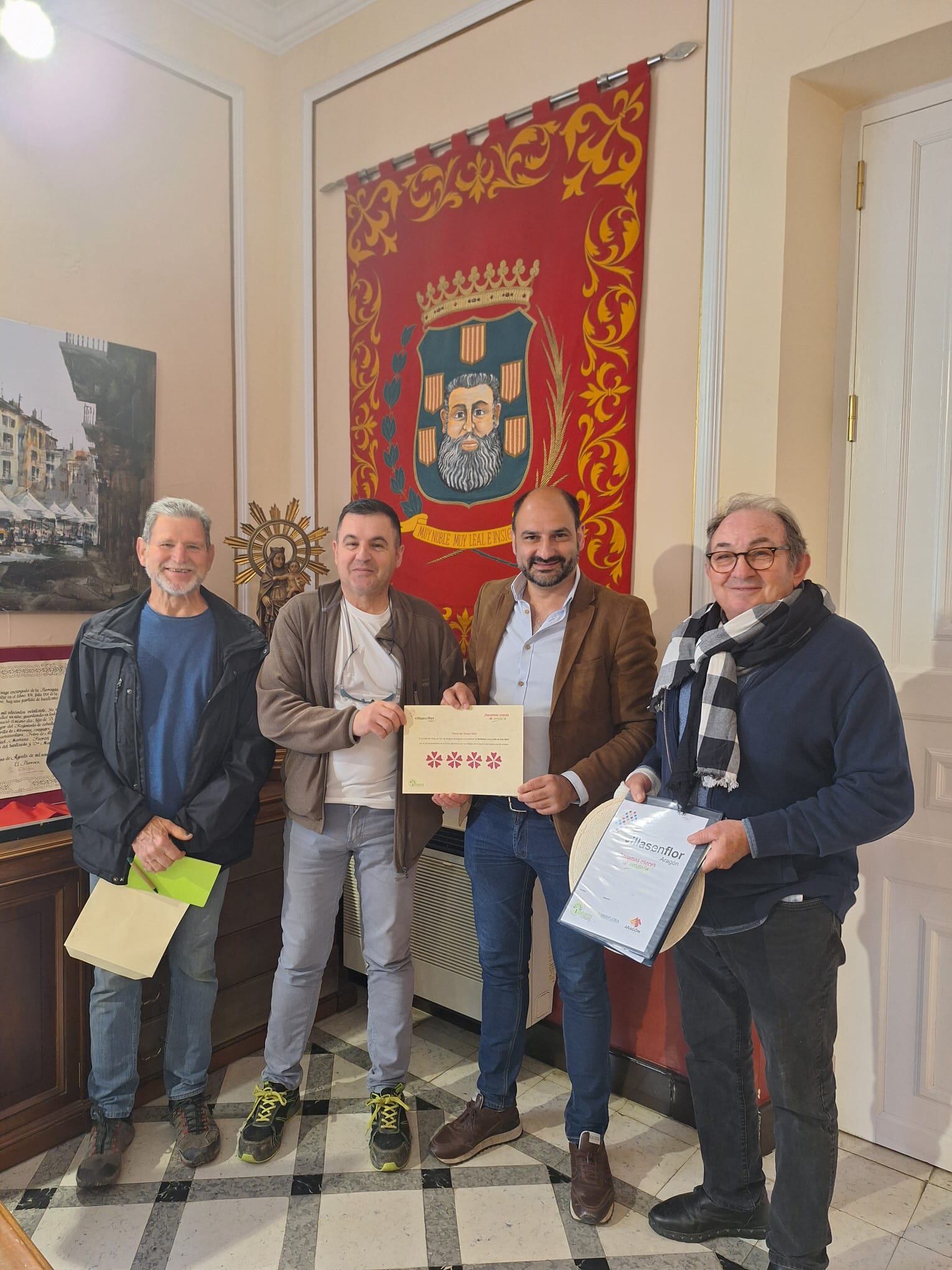 El alcalde de Barbastro, Fernando Torres, recibió el reconocimiento. Foto: Ayuntamiento de Barbastro