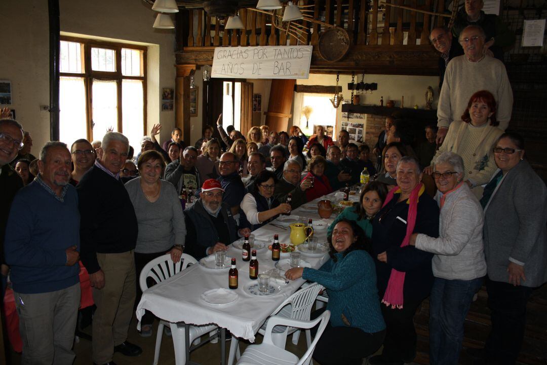 Los vecinos de Sigueruelo homenajearon a los propietarios del bar &quot;La Fuente&quot; el día de su cierre definitivo