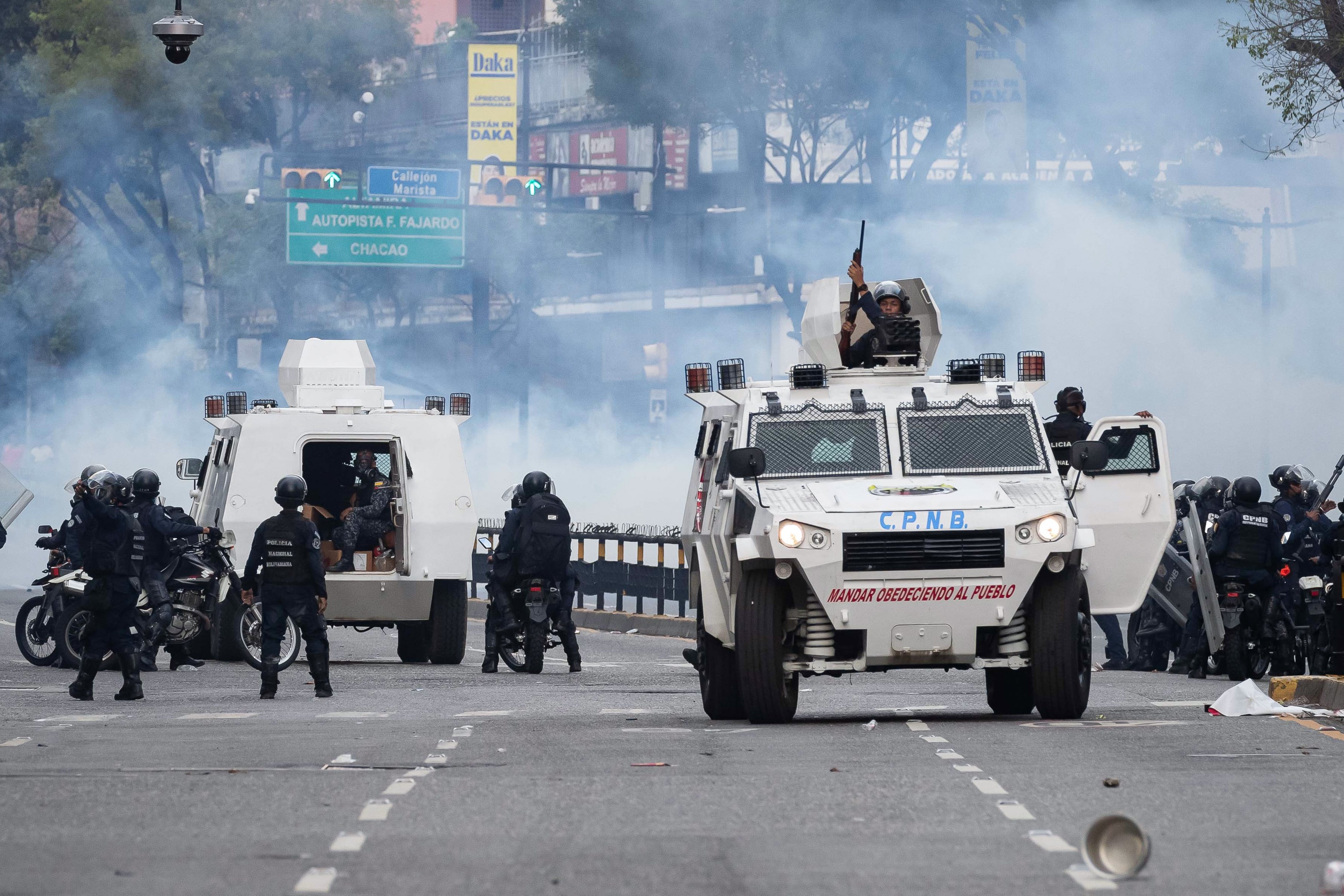 Integrantes de la Policía Nacional Bolivariana (PNB) enfrentan a manifestantes opositores este lunes, durante una protesta contra de los resultados de las elecciones presidenciales, en Caracas (Venezuela). EFE/ Ronald Peña R.