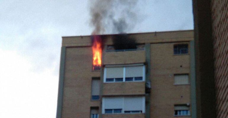 El incendio ha afectado a un ático del bloque 3 del Sector III del Polígono del Valle.