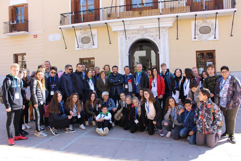 Los concejales Mercedes Sánchez y Francisco Sánchez Cantalejo reciben en el Ayuntamiento a los alumnos del colegio Ave María de Varadero