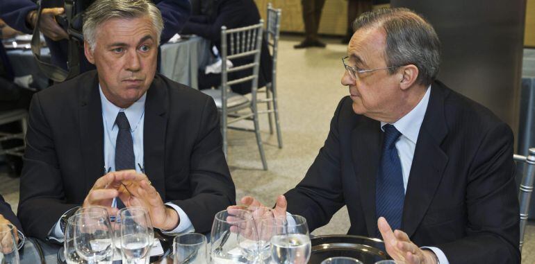 El presidente del Real Madrid, Florentino Pérez, y el entrenador italiano del equipo, Carlo Ancelotti, durante la comida de Navidad del Real Madrid.