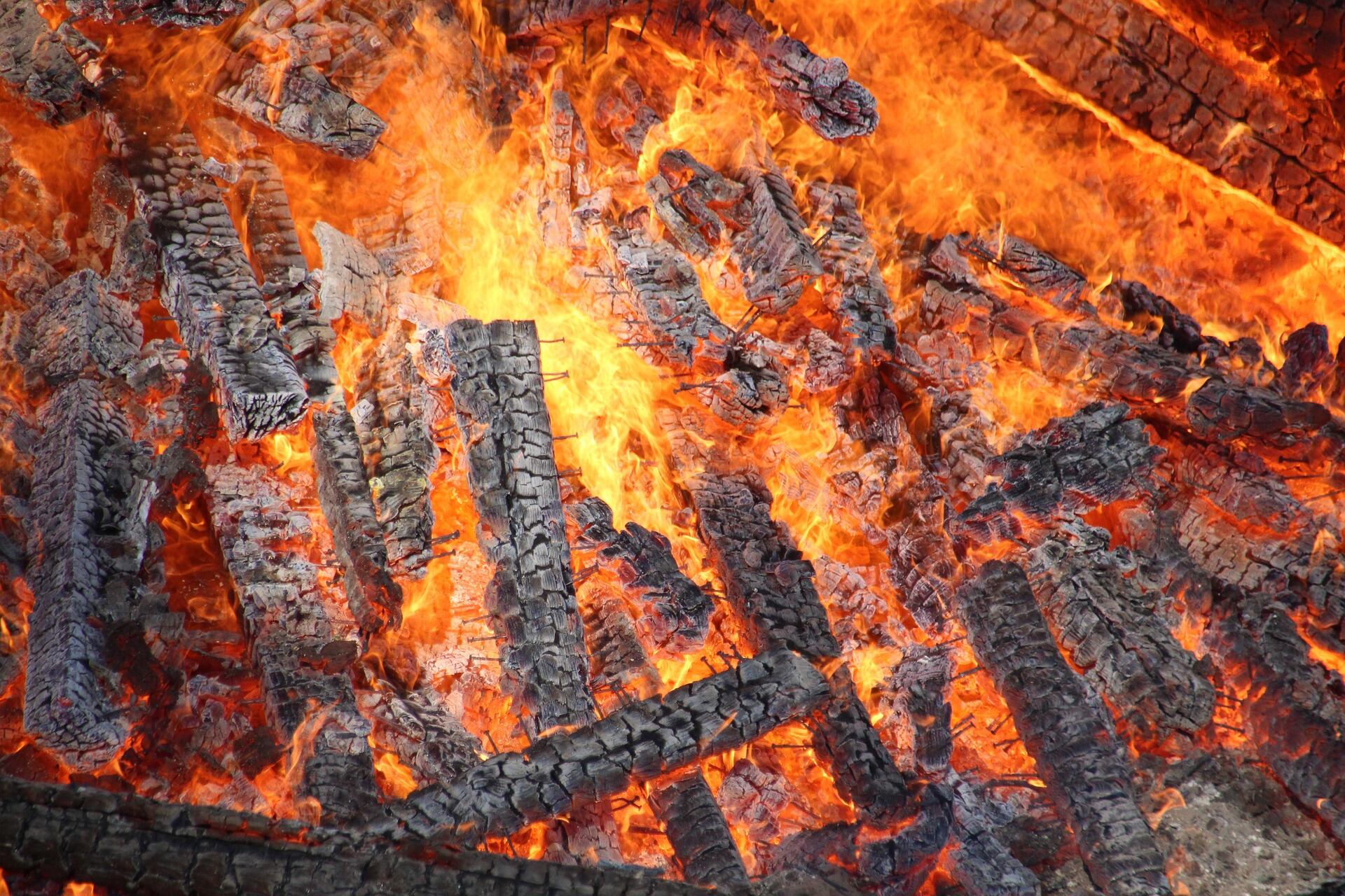 Madera ardiendo en una hoguera