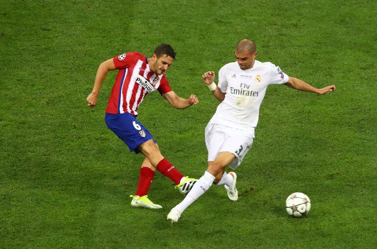 Koke y Pepe pugnan por el balón durante la final de la Champions en Milán