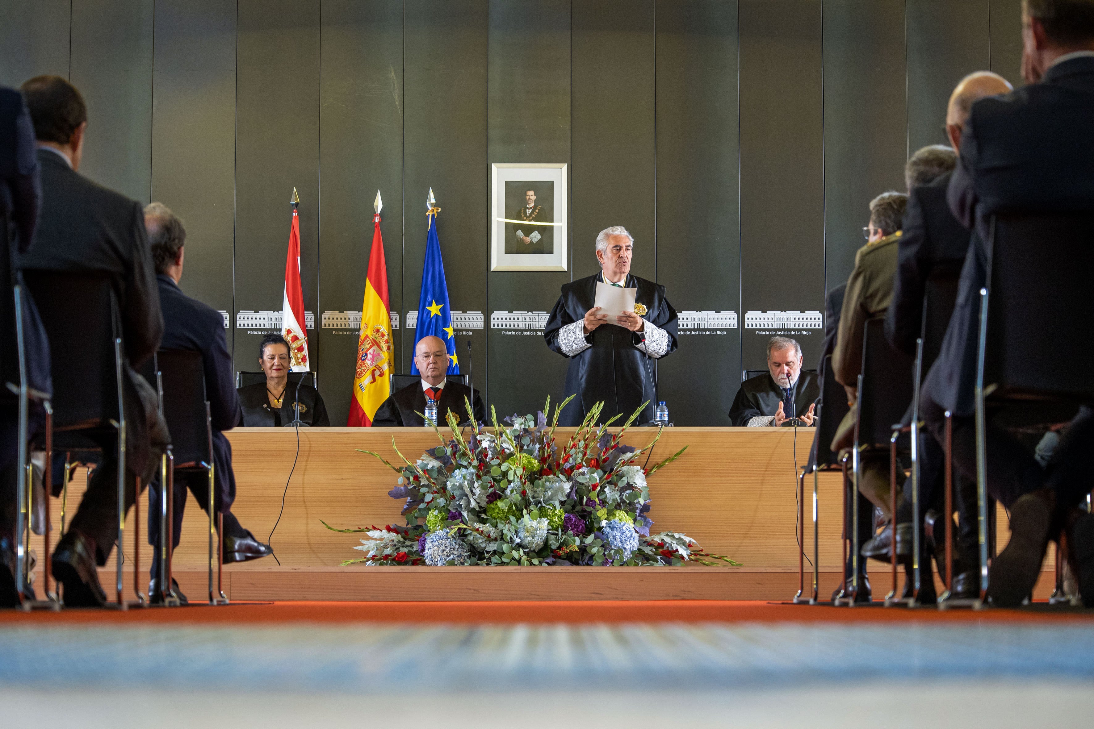 LOGROÑO, 02/10/2024.- El presidente del Tribunal Superior de Justicia de La Rioja (TSJR), Javier Marca (2d), durante su intervención en el acto institucional de apertura del Año Judicial 2024-2025, este miércoles en el Palacio de Justicia de Logroño. El presidente del Tribunal Superior de Justicia de La Rioja (TSJR), Javier Marca, ha solicitado este miércoles la creación del octavo juzgado de primera instancia para Logroño y la dotación del tercer magistrado que le falta a la Sala de lo Social del TSJR. EFE/ Raquel Manzanares
