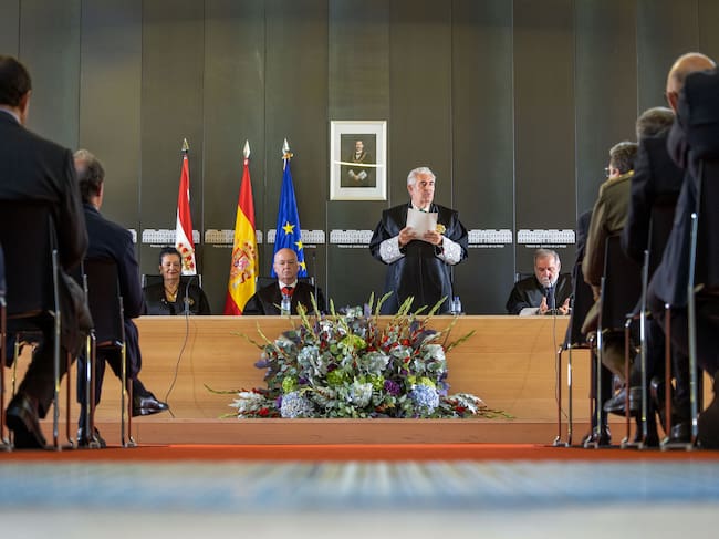 LOGROÑO, 02/10/2024.- El presidente del Tribunal Superior de Justicia de La Rioja (TSJR), Javier Marca (2d), durante su intervención en el acto institucional de apertura del Año Judicial 2024-2025, este miércoles en el Palacio de Justicia de Logroño. El presidente del Tribunal Superior de Justicia de La Rioja (TSJR), Javier Marca, ha solicitado este miércoles la creación del octavo juzgado de primera instancia para Logroño y la dotación del tercer magistrado que le falta a la Sala de lo Social del TSJR. EFE/ Raquel Manzanares