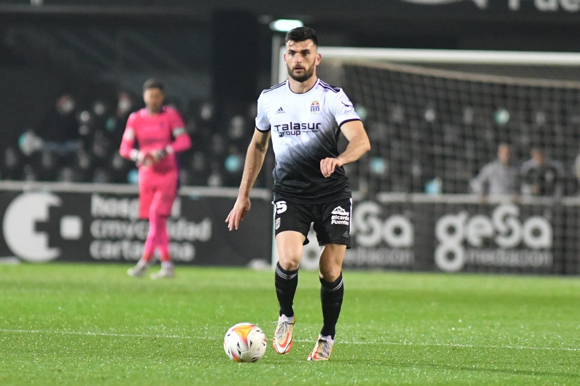 Pablo Vázquez mueve la pelota durante el partido de este viernes