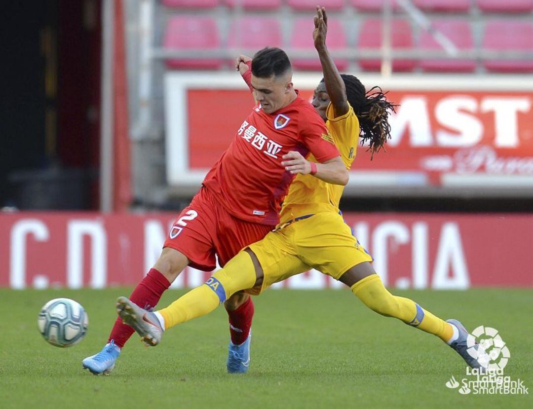 Álex Sola, que debutó con el Numancia, trata de marcharse de Boateng.