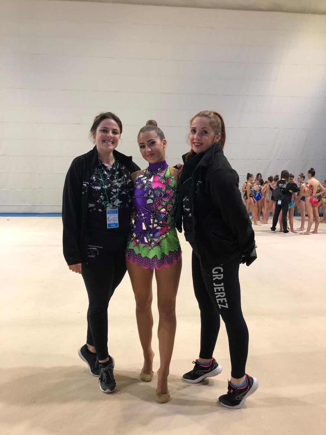 Elena Villaça en el centro acompañada de sus dos entrenadoras