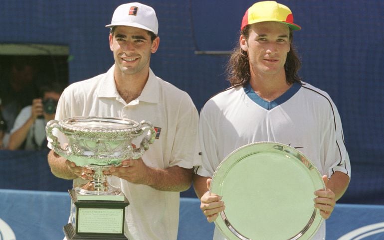 Pete Sampras y Carlos Moyà en la entrega de trofeos del Abierto de Australia 1997.