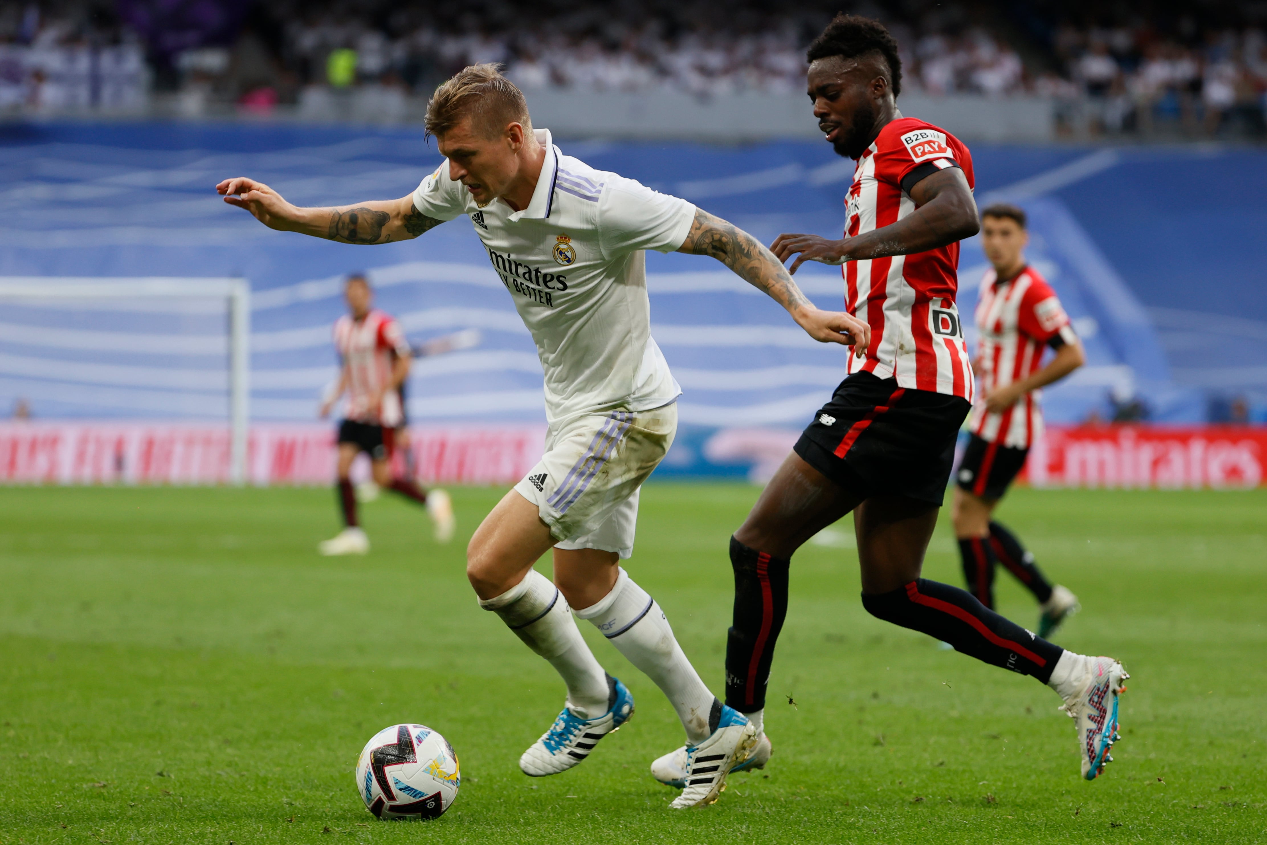 MADRID, 04/06/2023.- El centrocampista alemán del Real Madrid, Toni Kroos (i), con el balón ante el delantero del Athletic Club, Iñaki Williams, durante el partido de la última jornada de Liga que el Real Madrid y el Athletic Club de Bilbao disputan este domingo en el estadio Santiago Bernabéu. EFE/ Mariscal.
