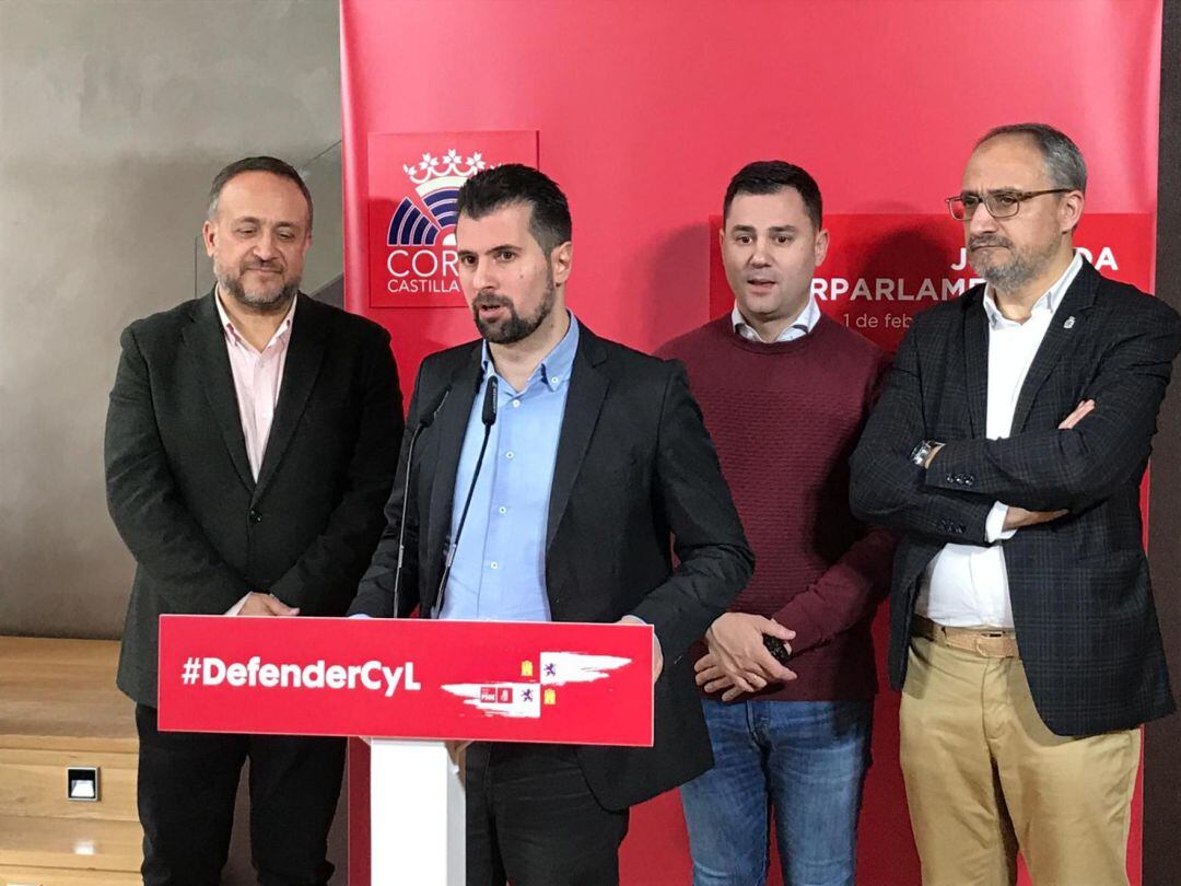 El líder del PSOECYL, Luis Tudanca junto a (de izq a dcha) el presidente del Consejo Comarcal, Gerardo Álvarez Courel, el secretario del PSOE en León, Javier Alfonso Cendón y el alcalde de Ponferrada, Luis Tudanca 