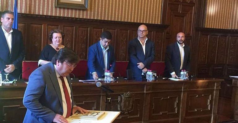 Enrique Puñal durante su toma de posesión del acta de diputado provincial.