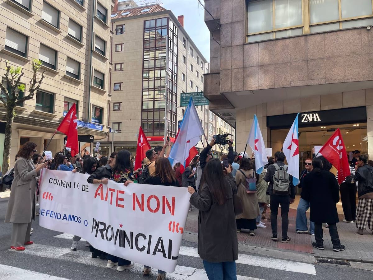 Tiendas cerradas y protestas multitudinarias del sector textil en la provincia de Pontevedra