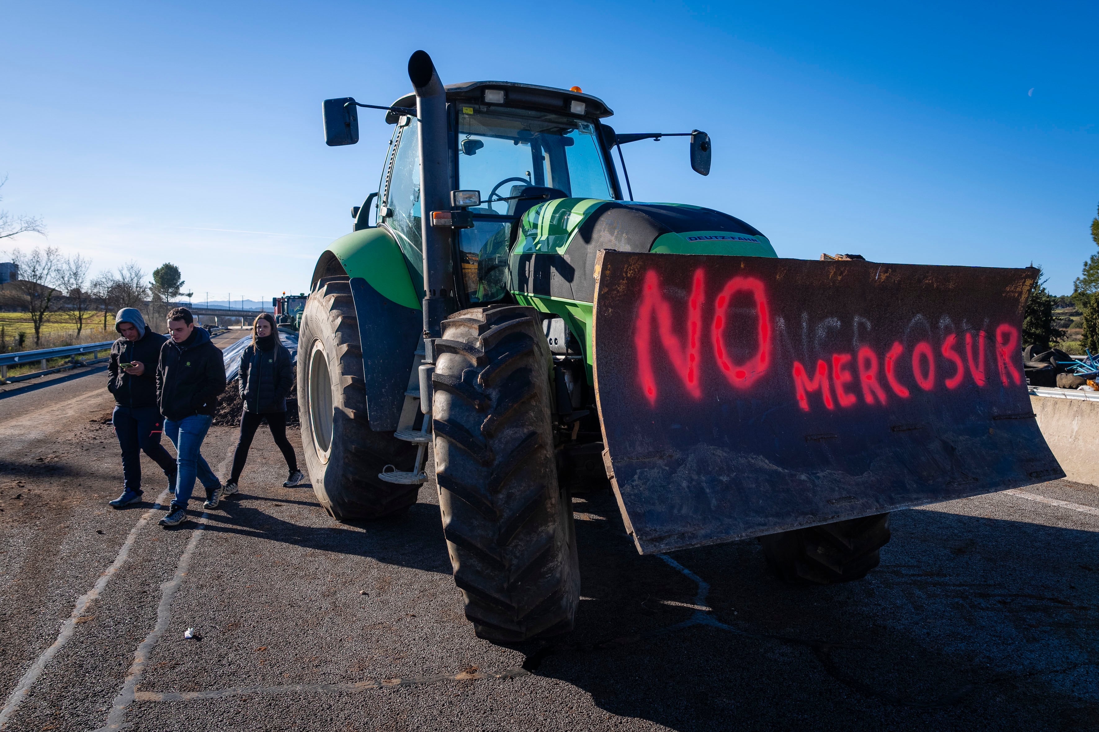 PONTÓS (GIRONA), 11/01/2026.- Corte de la AP-7 a la altura de Pontós, Girona por parte de agricultores y ganaderos en contra del acuerdo entre la UE y Mercosur. Agricultores y ganaderos catalanes convocados por el colectivo Revolta Pagesa mantienen esta mañana los cortes de tráfico en la AP-7 y la N-II, ambas en la provincia de Girona, en la C-16, a la altura de Berga (Barcelona), y también siguen bloqueando el acceso al Puerto de Tarragona. EFE/ David Borrat