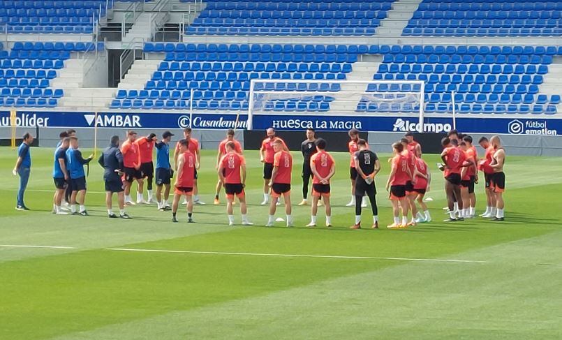 La plantilla de la SD Huesca entrenaba en El Alcoraz