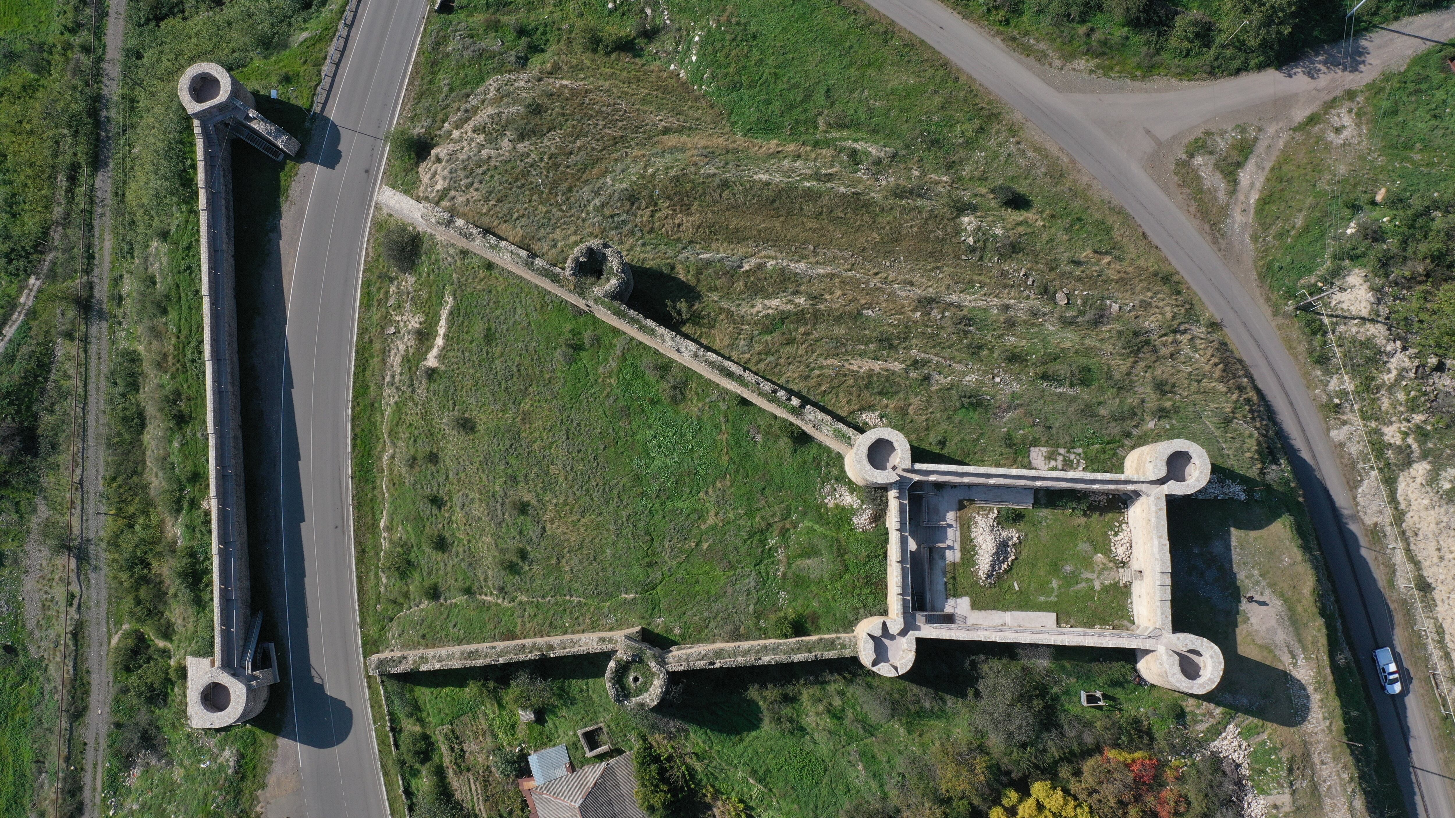 Askeran (Azerbaijan), 15/10/2023.- An arial view of Asgaran fortress in the town of Askeran during Azerbaijan&#039;s president visit in Nagorno-Karabakh region, Azerbaijan, 15 October 2023. Azerbaijani President Ilham Aliyev hoisted the National flag of Azerbaijan at different districts of Nagorno-Karabakh region on the day when 20 years ago he was elected as Azeri President for the first time. Azerbaijan on 19 September 2023 launched a brief military offensive on the contested region of Nagorno-Karabakh, a breakaway enclave that was home to some 120,000 ethnic Armenians. Following a ceasefire agreed on 20 September 2023, Azerbaijan opened all checkpoints with Armenia for the unimpeded exit of civilians from the disputed territory. The Armenian government announced the evacuation of more than 100,000 local residents from Nagorno-Karabakh, and a humanitarian center has been set up in the village of Kornidzor near the so-called Lachin corridor, the main route between Armenia and the breakaway region. Nagorno-Karabakh will cease to exist as a self-proclaimed state from 01 January 2024, the region&#039;s separatist leader, Samvel Shakhramanyan, announced on 28 September 2023, after signing a decree to dissolve all its institutions. (Azerbaiyán) EFE/EPA/STRINGER
