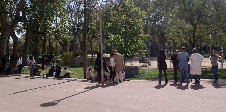 Alumnes i professors de l'escola de nova oportunitat 'El Llindar' que ja funciona a Cornellà de Llobregat