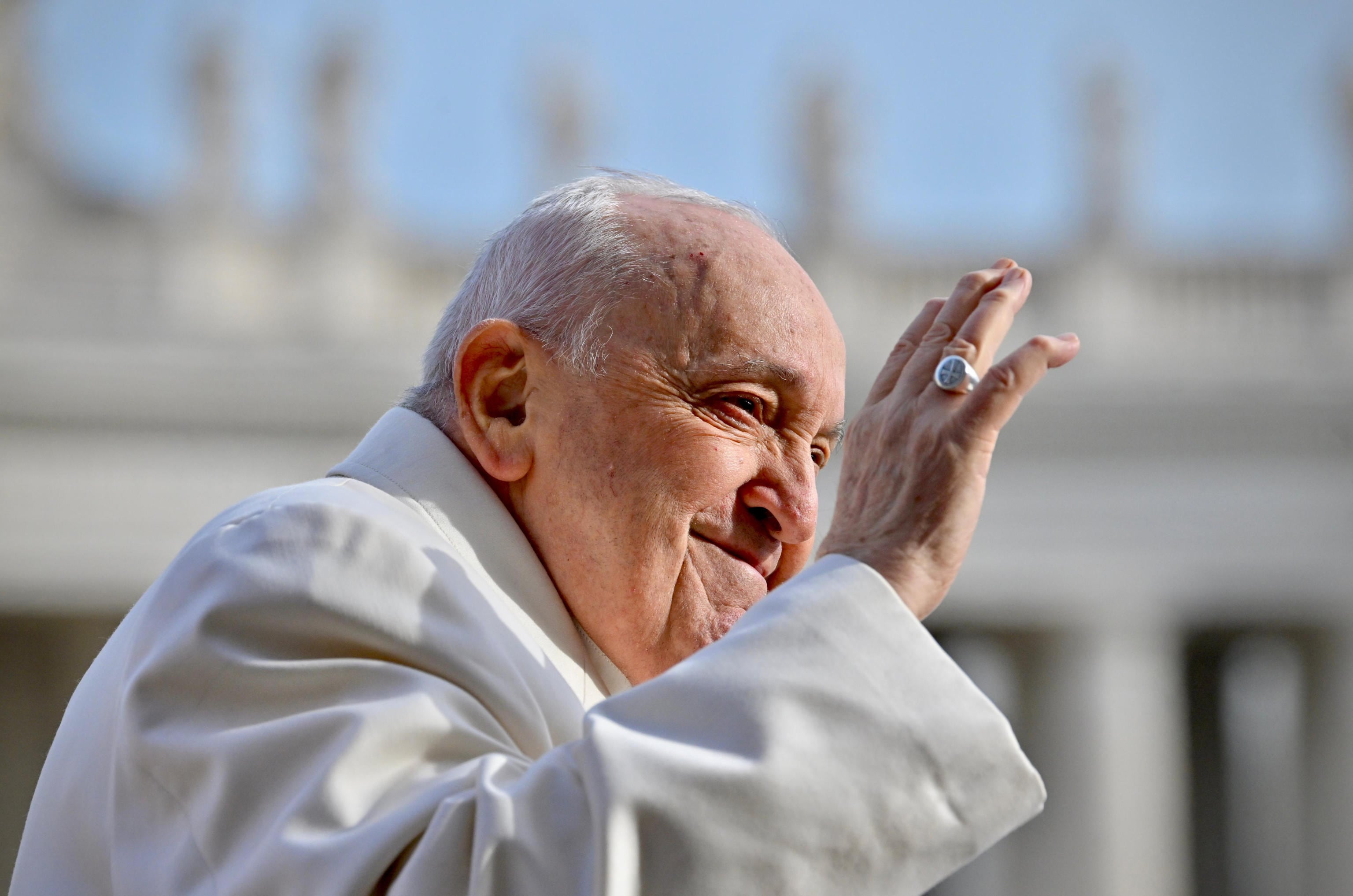 El Papa Francisco saluda a los fieles durante su audiencia general en la Plaza de San Pedro