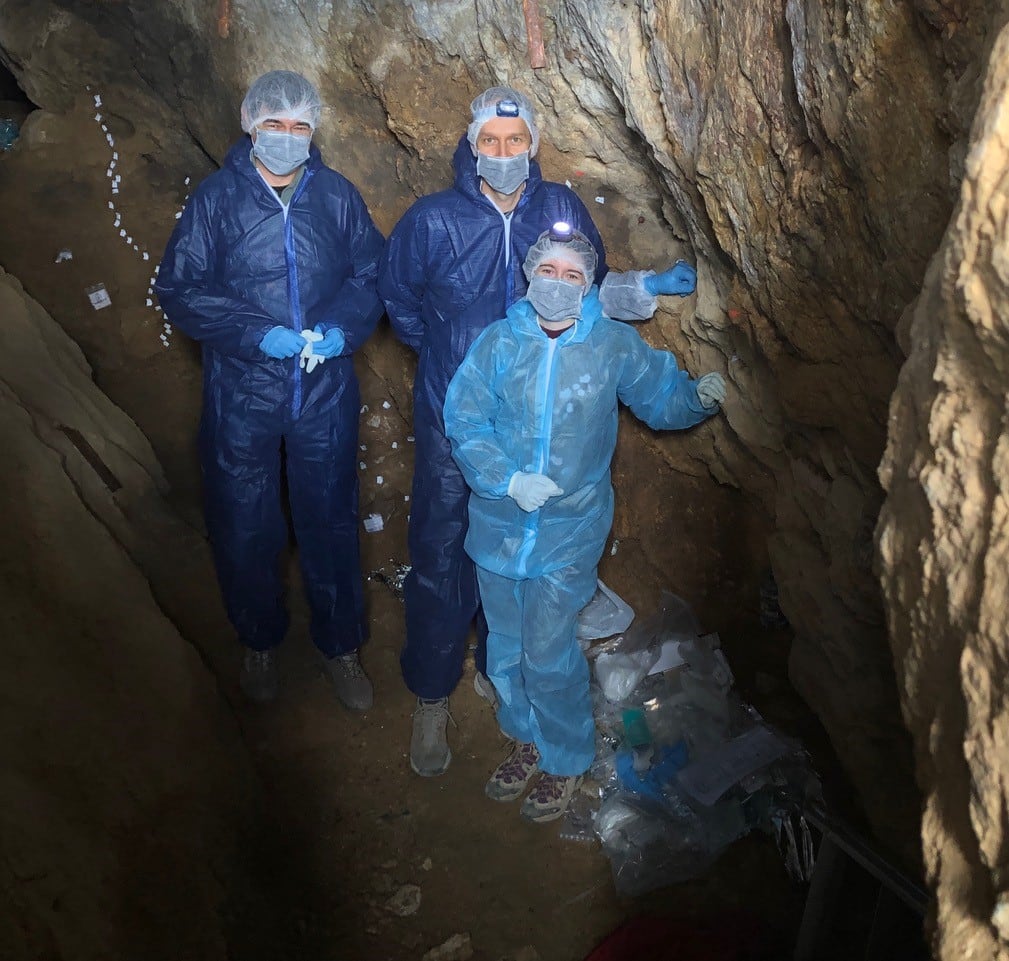 .- Los investigadores Matthias Meyer y Alba Bossoms  (Instituto Max Planck de Antropología Evolutiva) y Enrique Viguera (Universidad de Málaga) tomando muestras de sedimento a la búsqueda de ADN antiguo