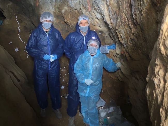 .- Los investigadores Matthias Meyer y Alba Bossoms (Instituto Max Planck de Antropología Evolutiva) y Enrique Viguera (Universidad de Málaga) tomando muestras de sedimento a la búsqueda de ADN antiguo