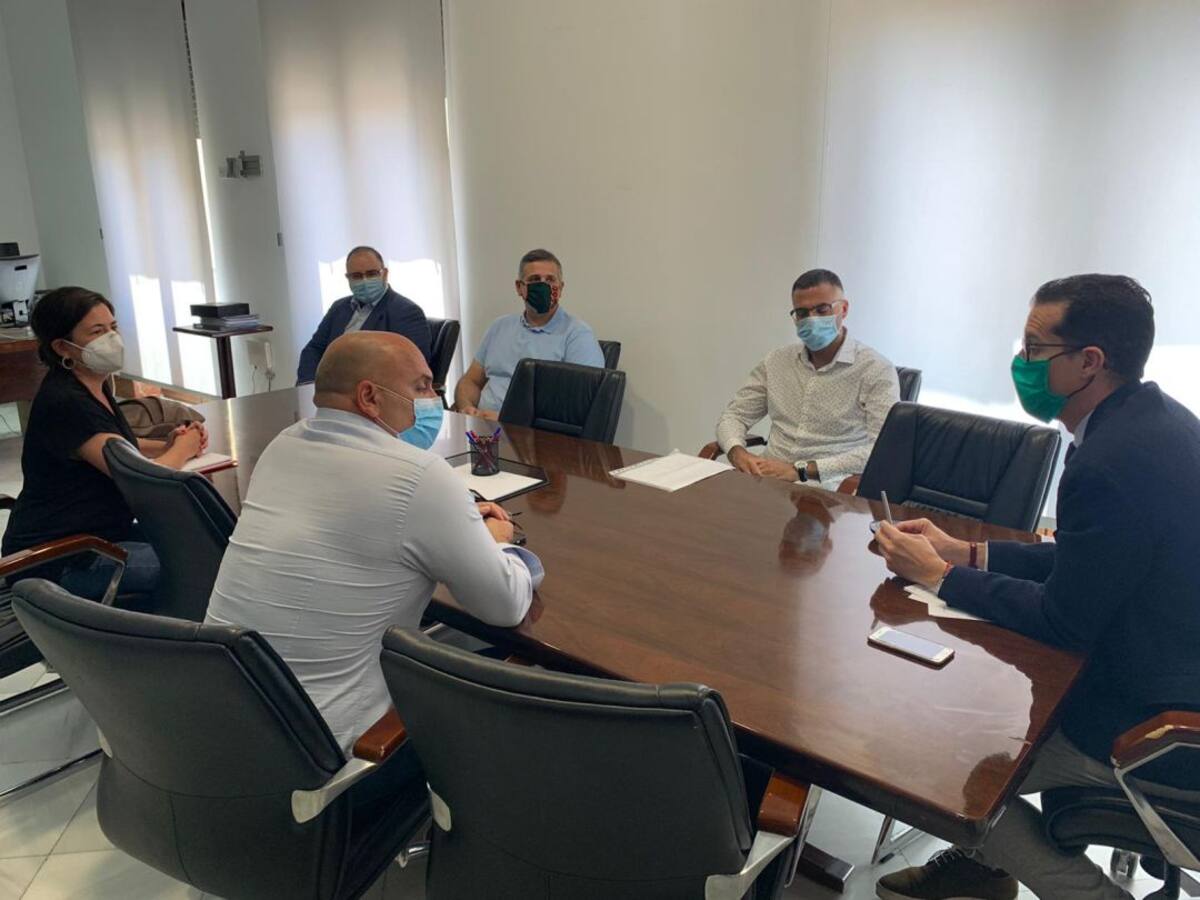 El alcalde de Elda apoya las reivindicaciones del personal de mantenimiento sanitario