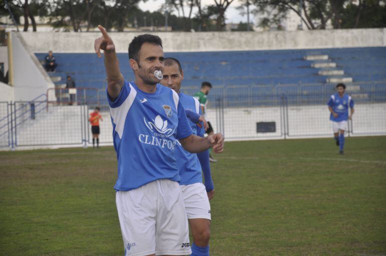 Pedro Carrión celebrando el primer gol de su cuenta particular, segundo de los azulinos ante la Olímpica Valverdeña